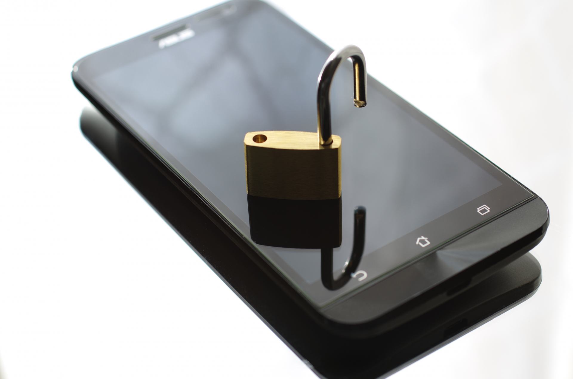 スマホにやたらとロックをかけ始めたら…浮気の可能性と探偵調査の重要性