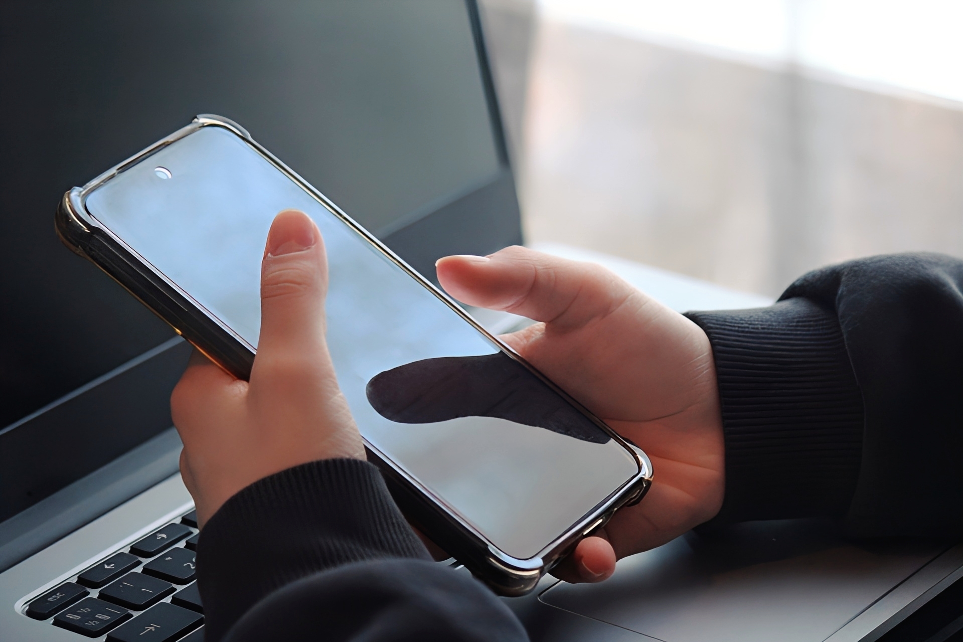 パートナーのスマホが開けない？浮気の兆候と調査前にすべき行動とは